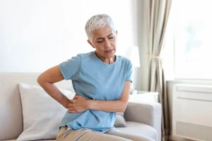 علائم سنگ کلیه شامل درد پهلو، خون در ادرار، سوزش ادرار و نشانههای هشداردهنده سنگ کلیه